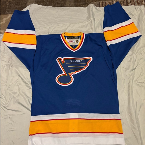NHL St. Louis Blues team hockey jersey with fight strap size 46 super condition - Picture 1 of 4